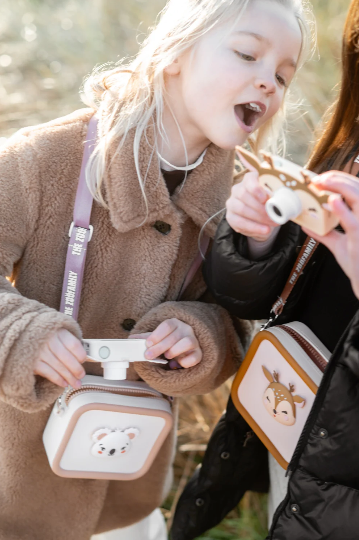 Kinder Kameratasche Deer von The Zoofamily mit verstellbarem Schultergurt und robustem Silikonmaterial.