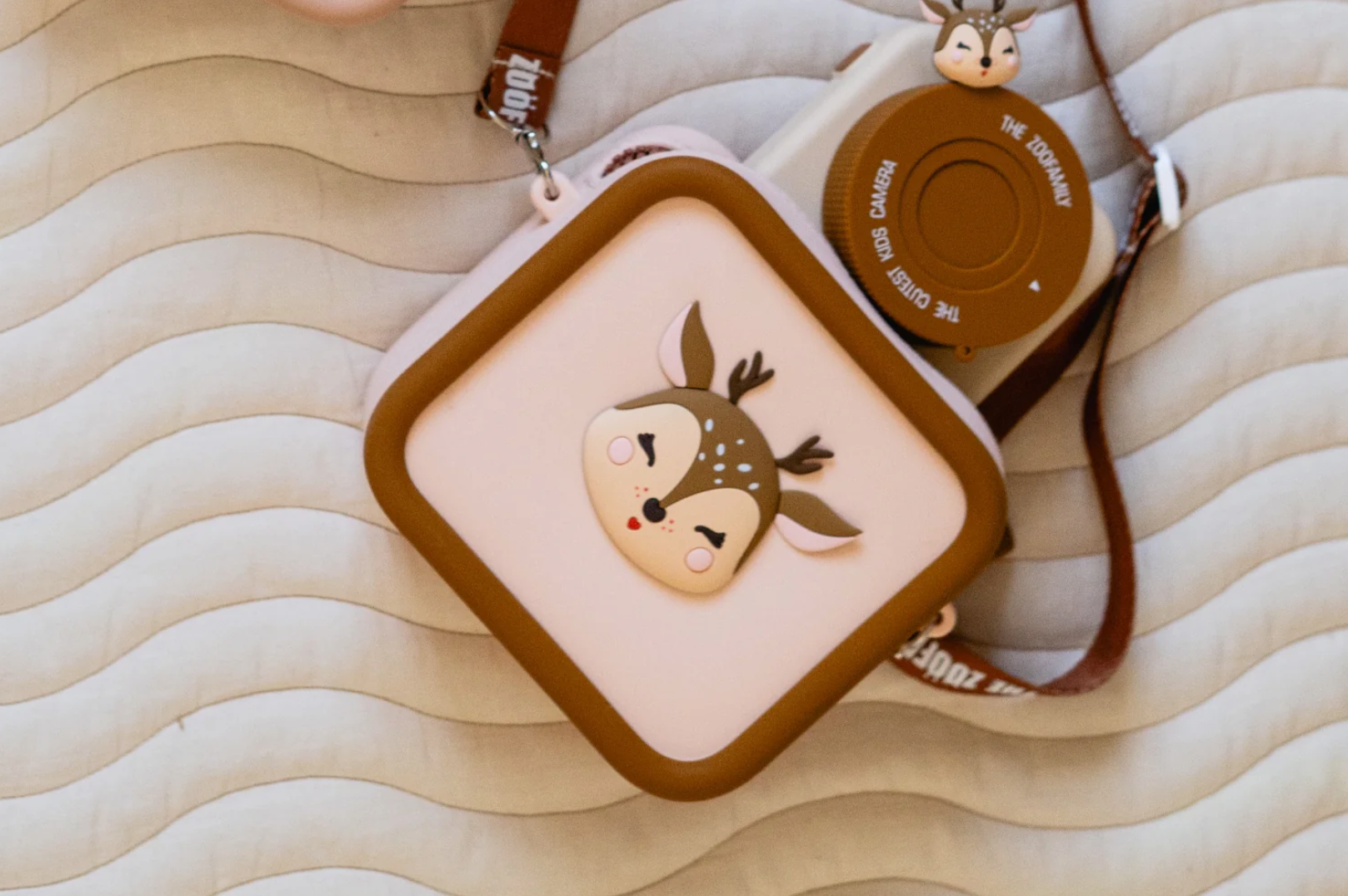 The Zoofamily Deer Kameratasche für Kinder mit weicher Soft-Touch-Oberfläche und stoßfestem Schutz.