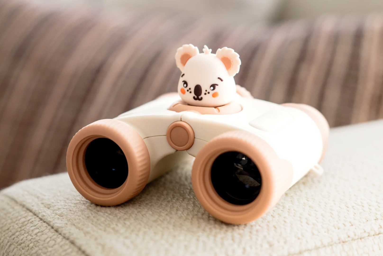 The Zoofamily Fernglas Koala für Kinder mit Soft-Touch-Oberfläche, robustem Gehäuse und verstellbarem Augenabstand.