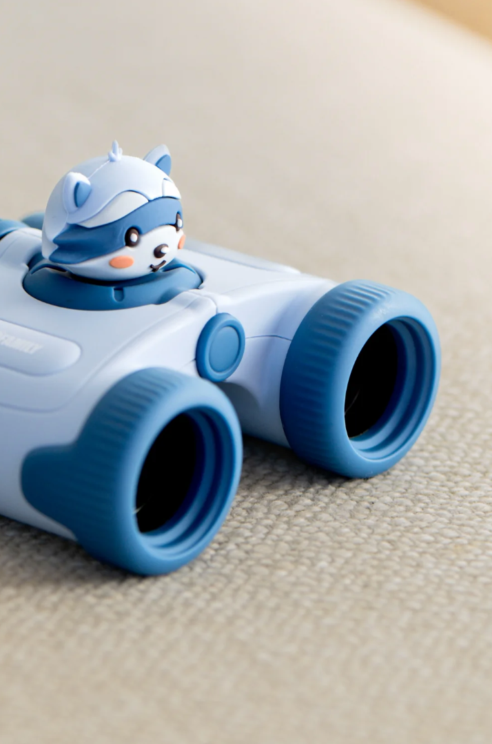 Kinderfernglas Racoon von The Zoofamily mit robustem Design und verstellbaren Augenmuscheln.