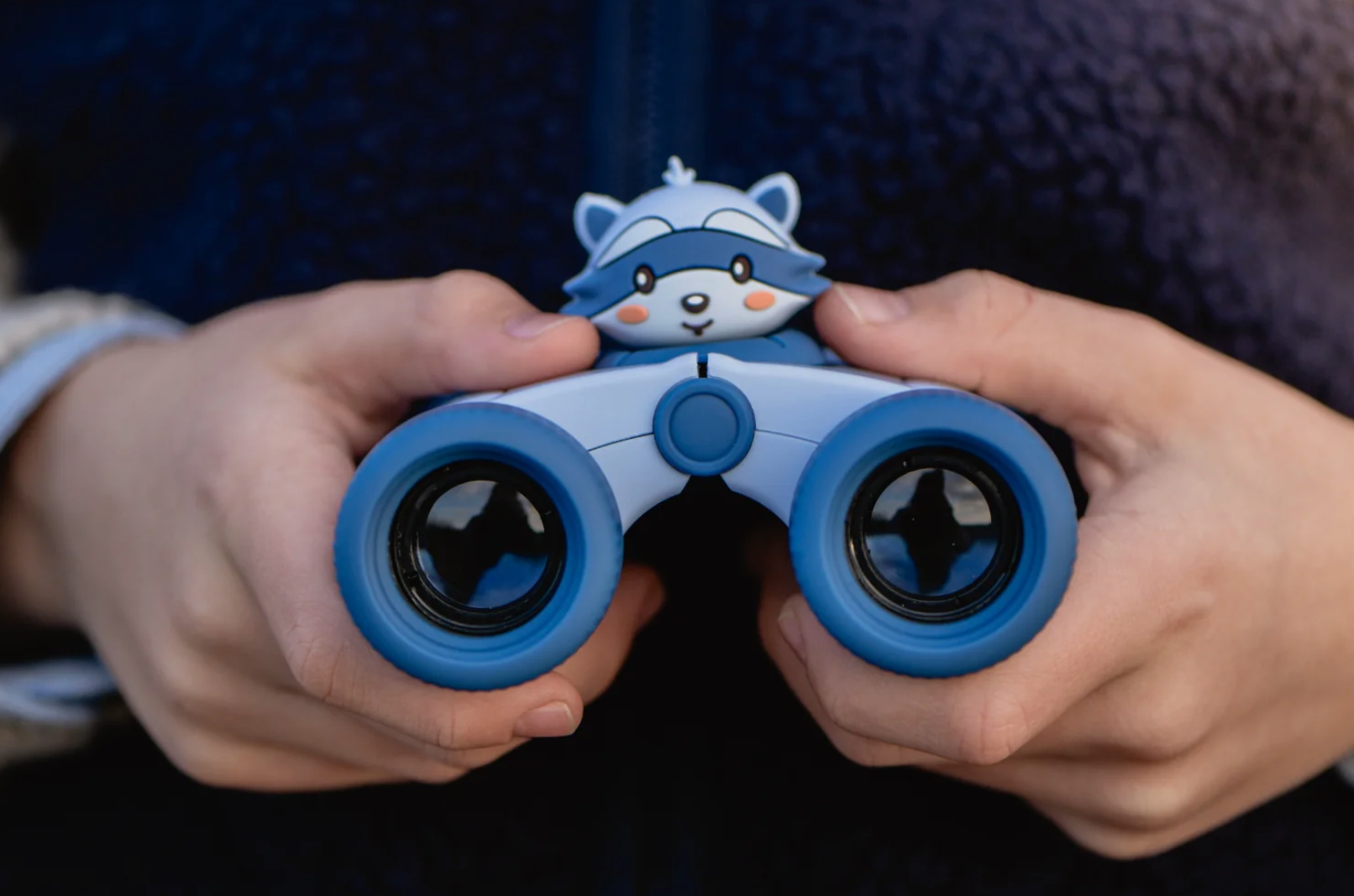 Kinderfernglas Racoon von The Zoofamily mit robustem Design und verstellbaren Augenmuscheln.