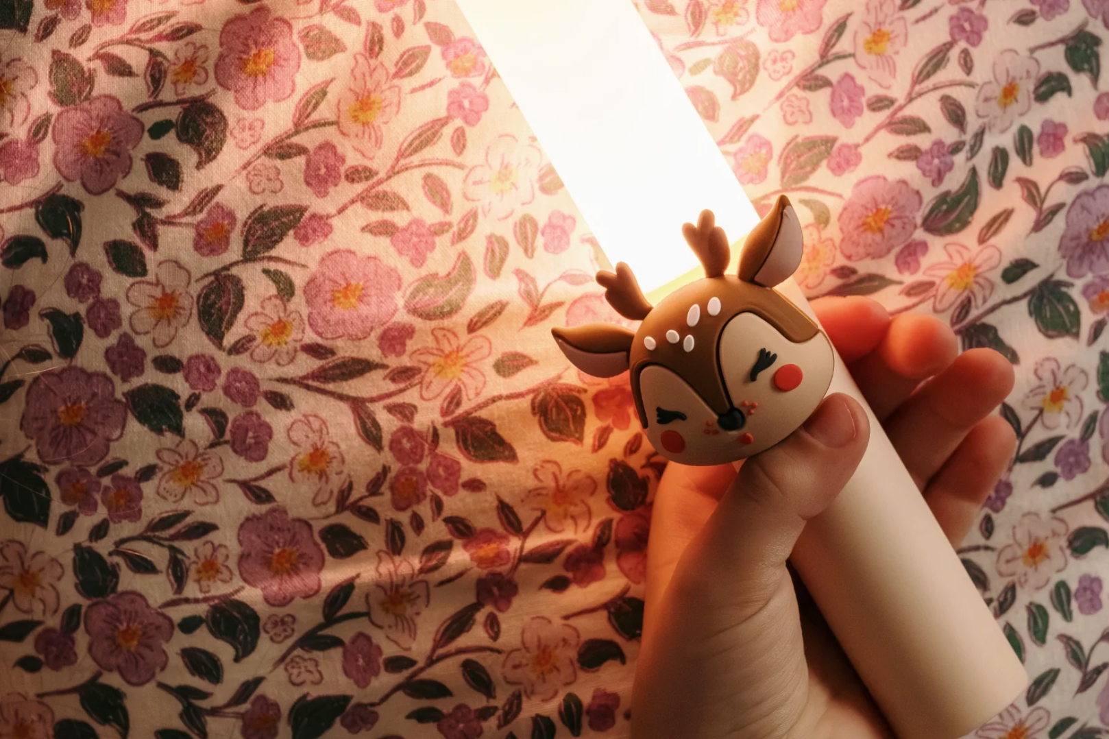 Zoofamily Zoo Light Deer Lampe als Einschlafhilfe und mobiles Nachtlicht für Kinder unterwegs und zuhause.