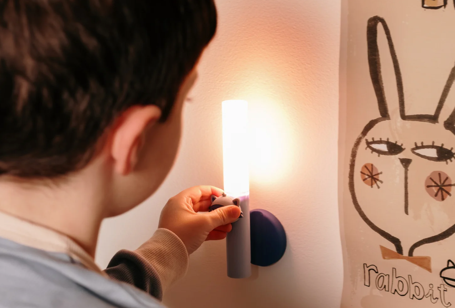 Kinder Nachtlicht Zoo Light Raccoon von Zoofamily mit 3-in-1 Funktion für Schlaf-, Walk- und Lesemodus.