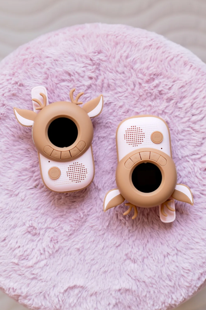 The Zoofamily Kinder Walkie Talkie Deer mit weicher Silikonoberfläche und integrierter Taschenlampe.