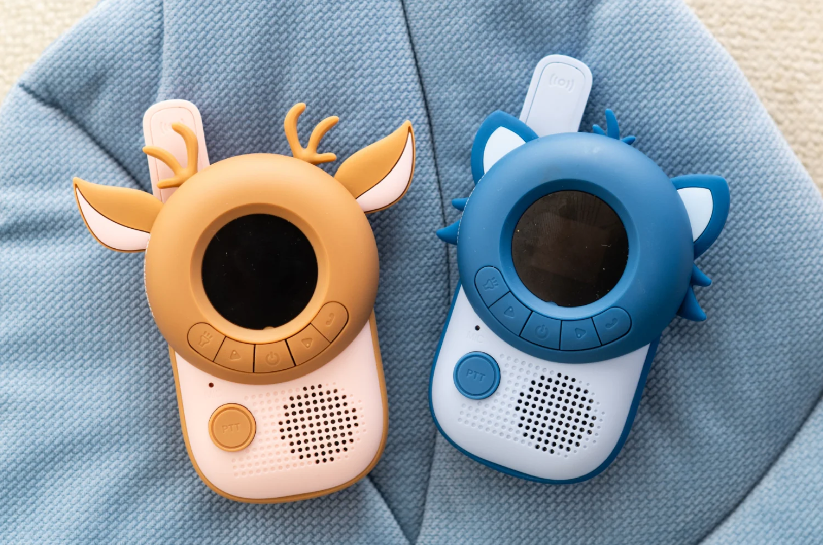 The Zoofamily Kinder Walkie Talkie Set Raccoon und Deer mit weicher Silikonoberfläche und LED-Licht.