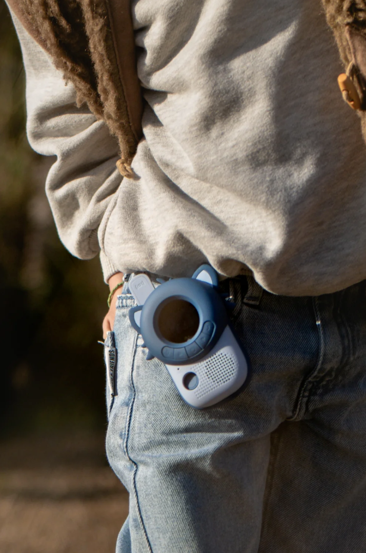 The Zoofamily Kinder Walkie Talkie Raccoon mit weicher Silikonoberfläche und integriertem Licht.