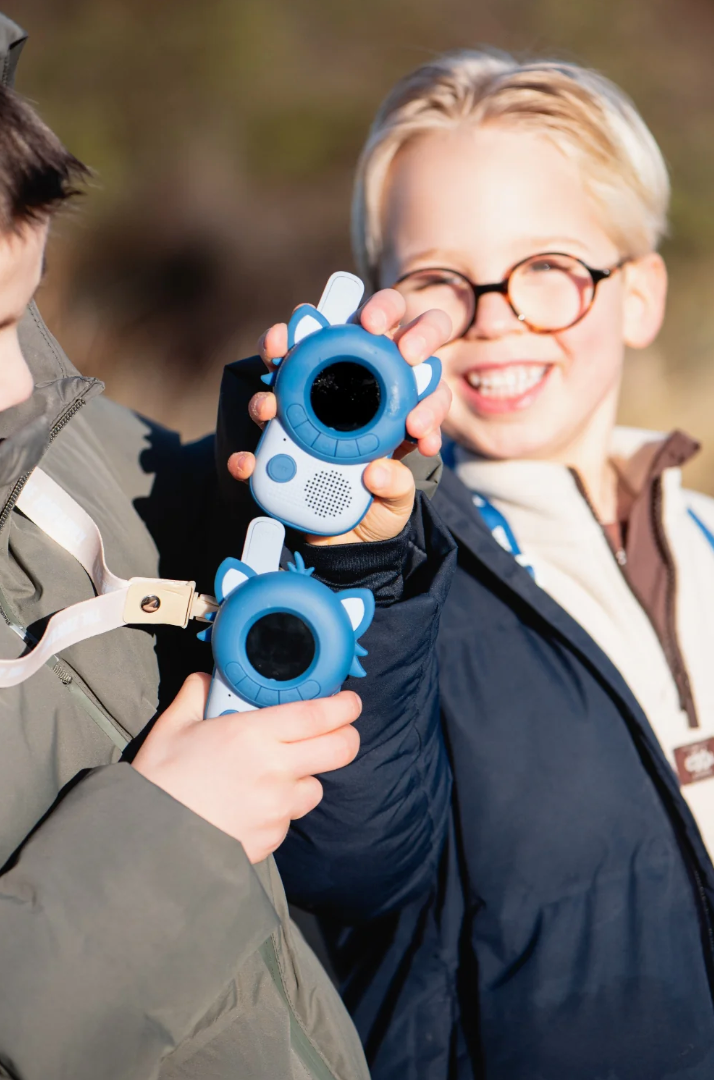 Zoofamily Walkie Talkie Set Raccoon x Raccoon für Kinder beim Spielen im Garten und unterwegs.