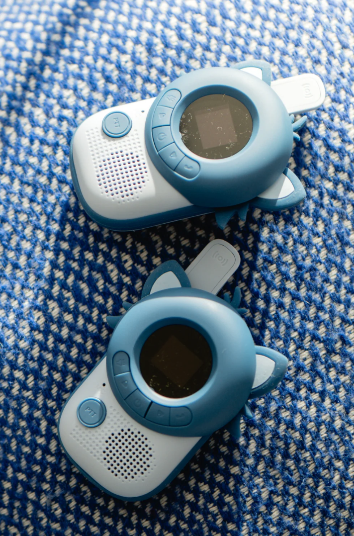 Zoofamily Walkie Talkie Set Raccoon x Raccoon für Kinder beim Spielen im Garten und unterwegs.