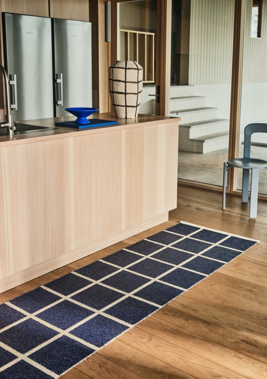 Pappelina-Criss-Dark-blue-Carpet