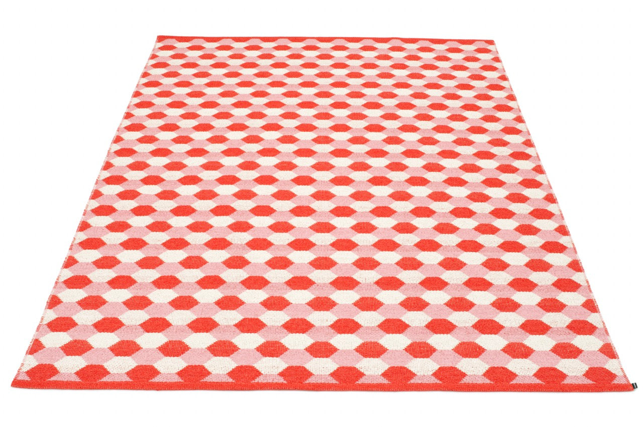 Pappelina-Dana-Teppich-Coral-Red-Vanilla