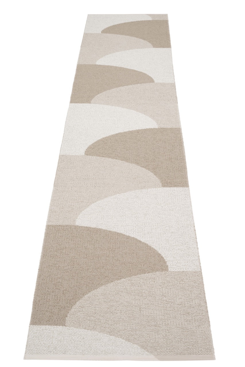 Pappelina-Hill-Dark-Linen-Carpet