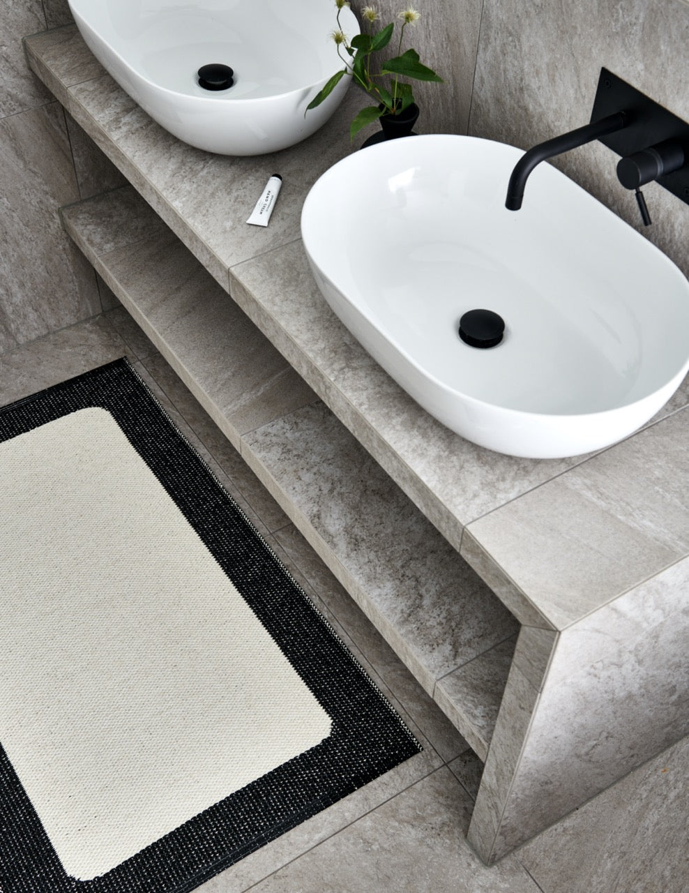 Pappelina-Teppich-Ilda-black-vanilla