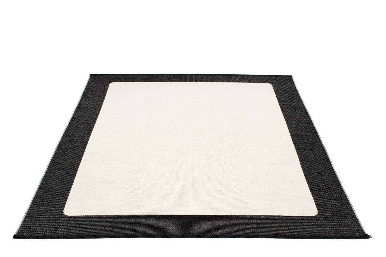 Pappelina-Teppich-Ilda-black-vanilla