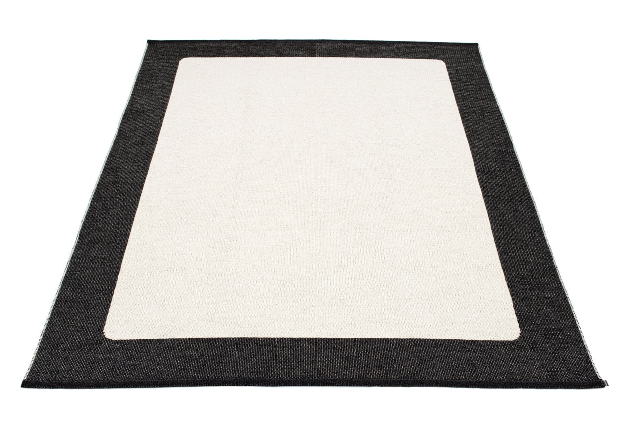 Pappelina-Teppich-Ilda-black-vanilla