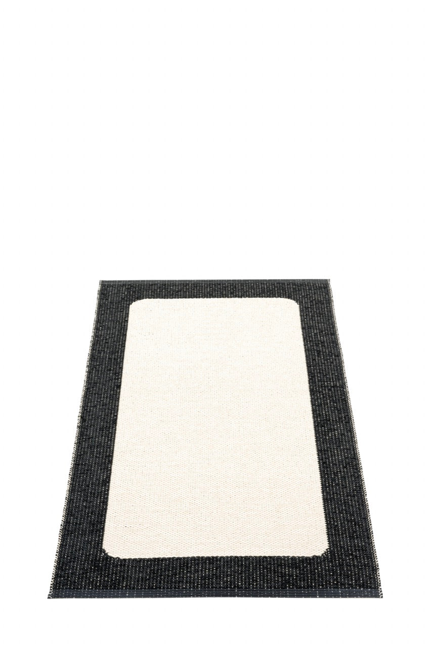 Pappelina-Teppich-Ilda-black-vanilla