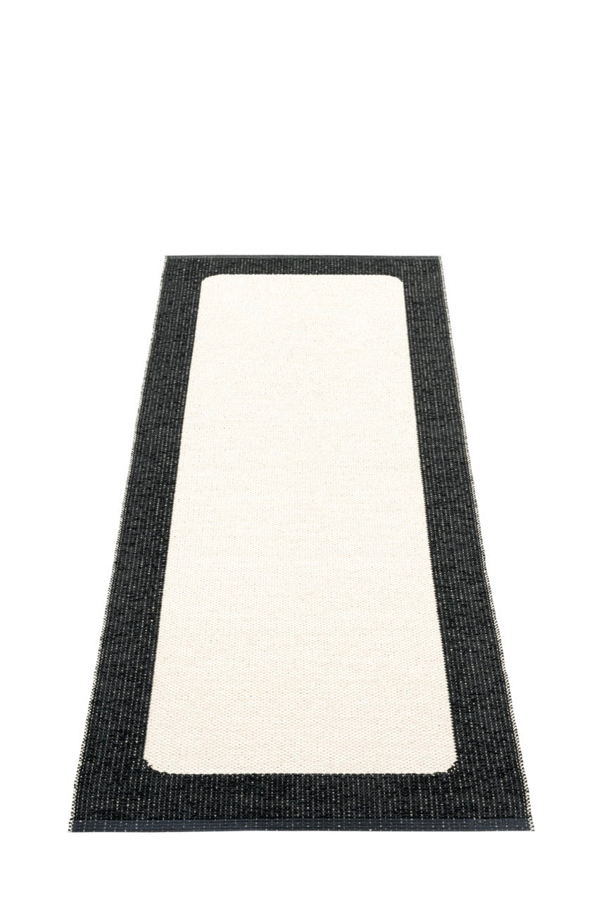 Pappelina-Teppich-Ilda-black-vanilla