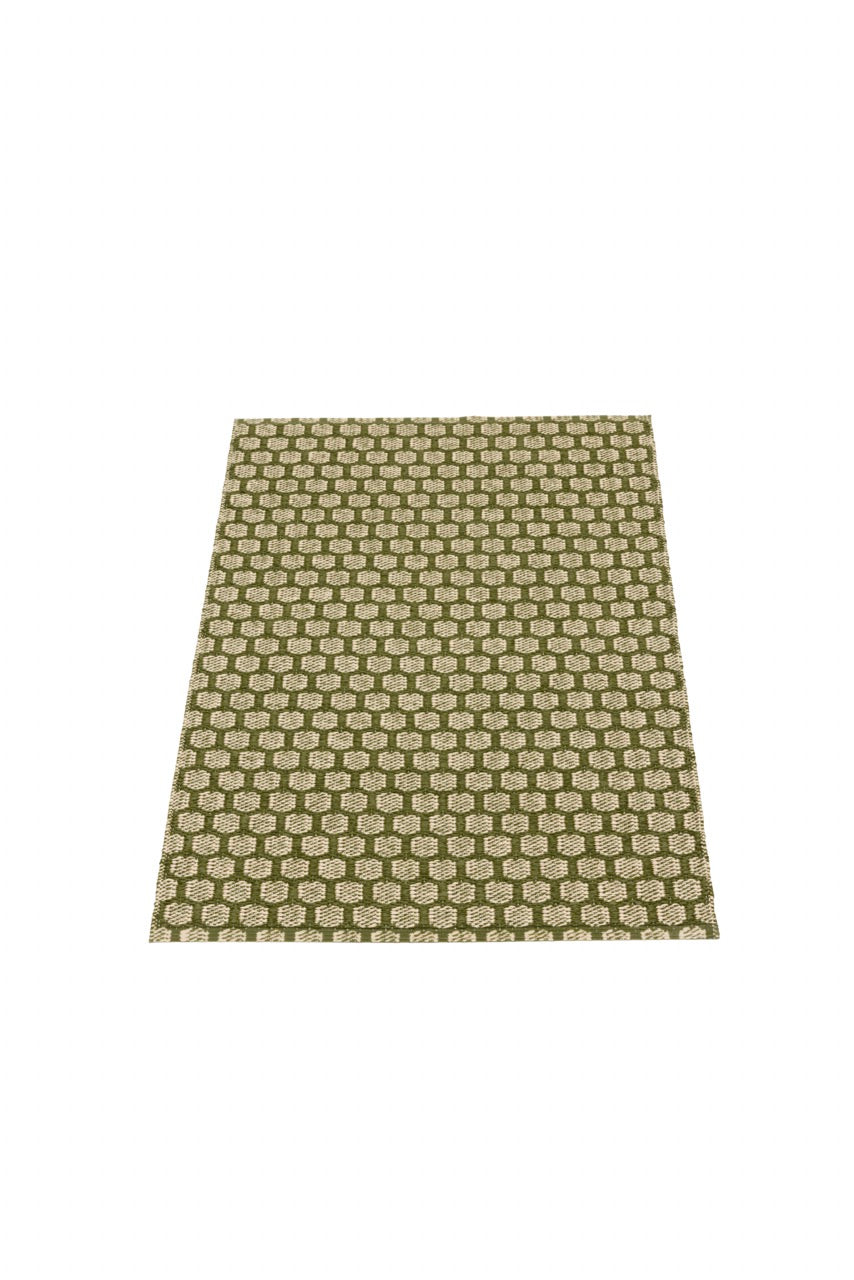 Pappelina pflegeleichter Teppich mit wabenmuster in dunklem Olive grün.