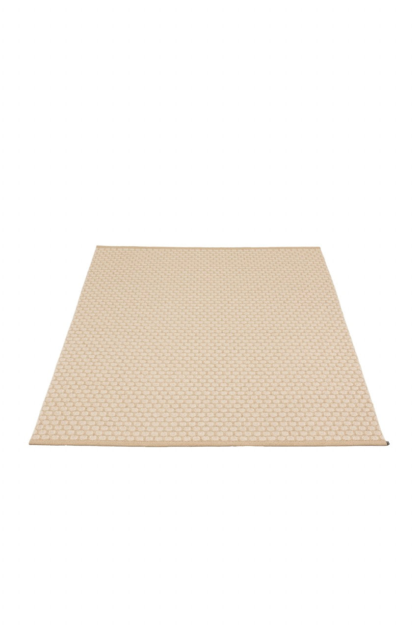 Grosser Pappelina Teppiche mit Wabenmuster in Beige-Vanilla Farben.