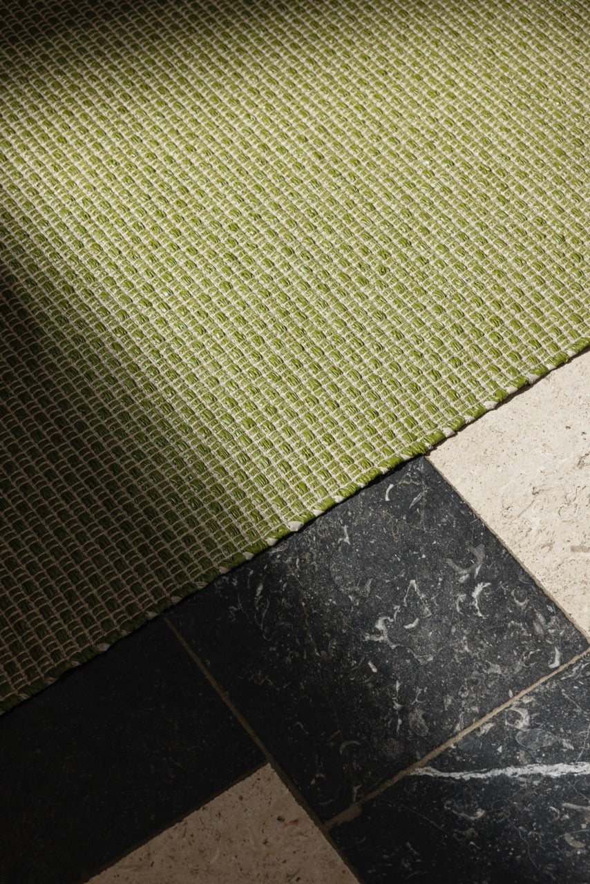 Detail von Pappelina NILS Teppich in der Farbe dark olive im skandinavischen Wohnbereich