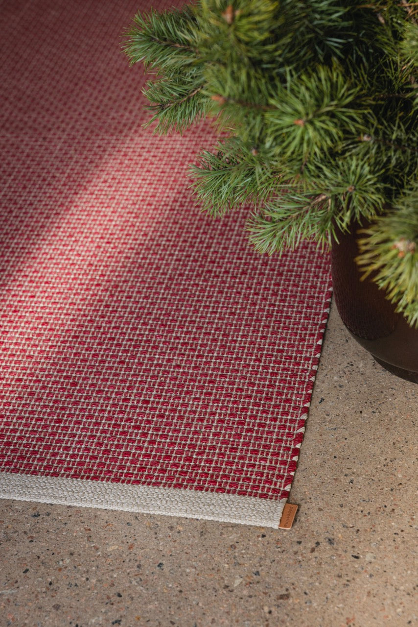 Pappelina NILS Teppichläufer mit dezenter Kreuzstruktur dark red