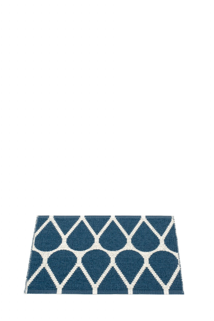 Pappelina-Teppich-Otis-ocean-blue-vanilla