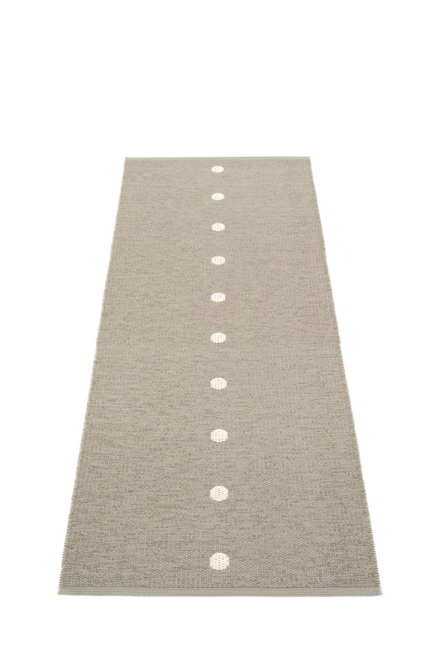 Pappelina-Peg-Dark-Linen-Carpet