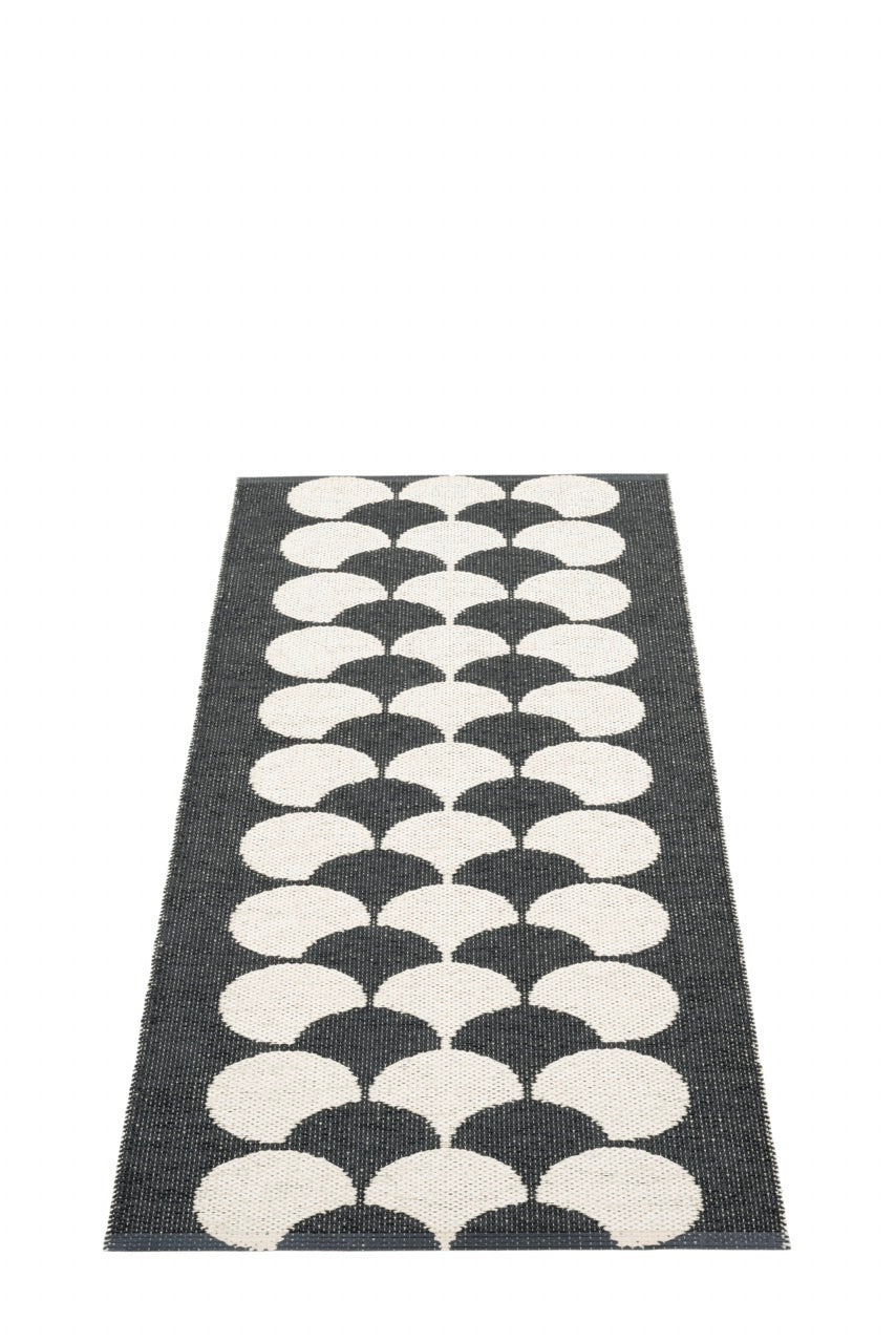 Pappelina-Poppy-Bio-Edition-black-Carpet