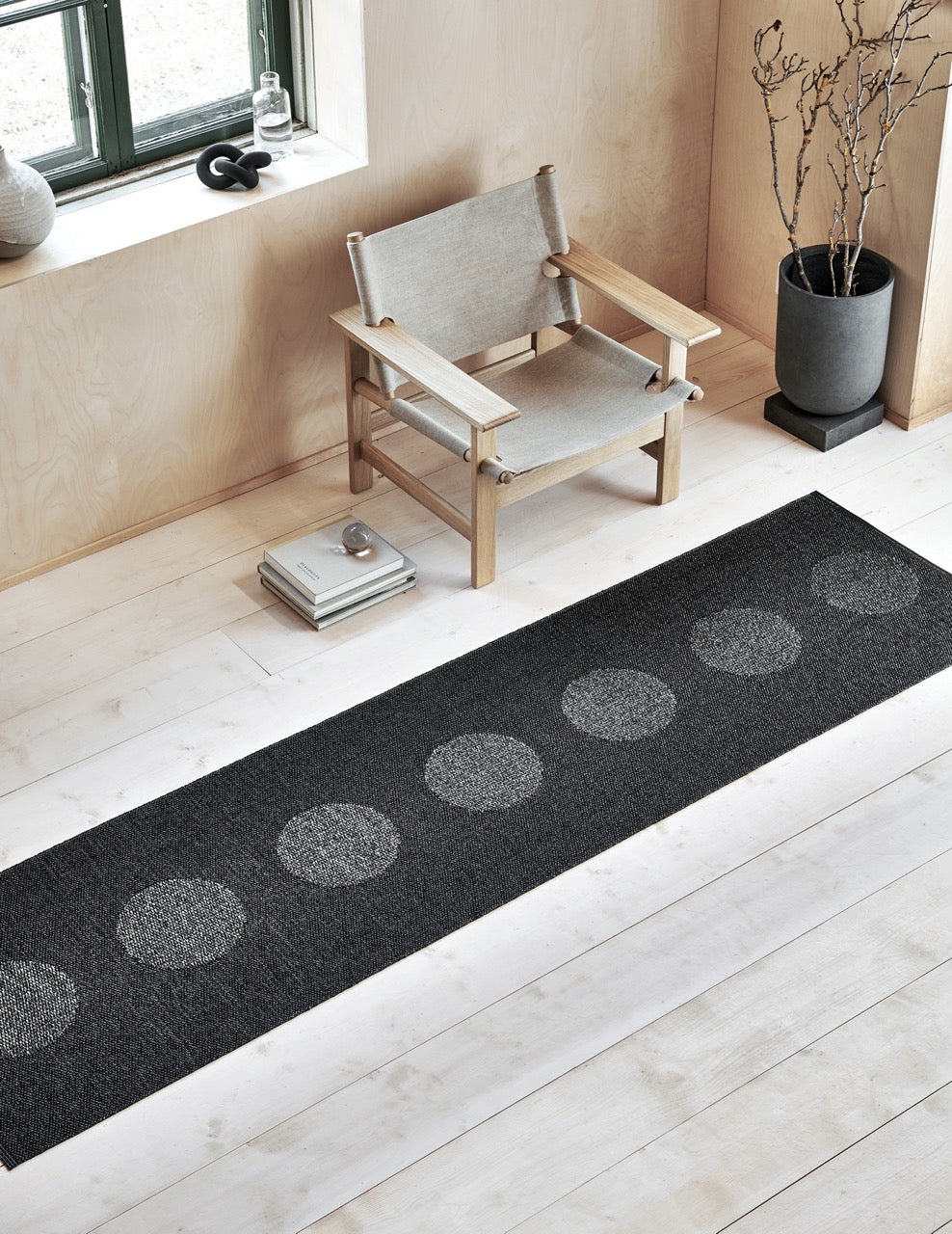 Pappelina-Vera-2.0-black-carpet
