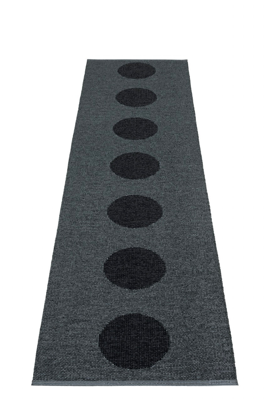 Pappelina-Vera-2.0-black-carpet