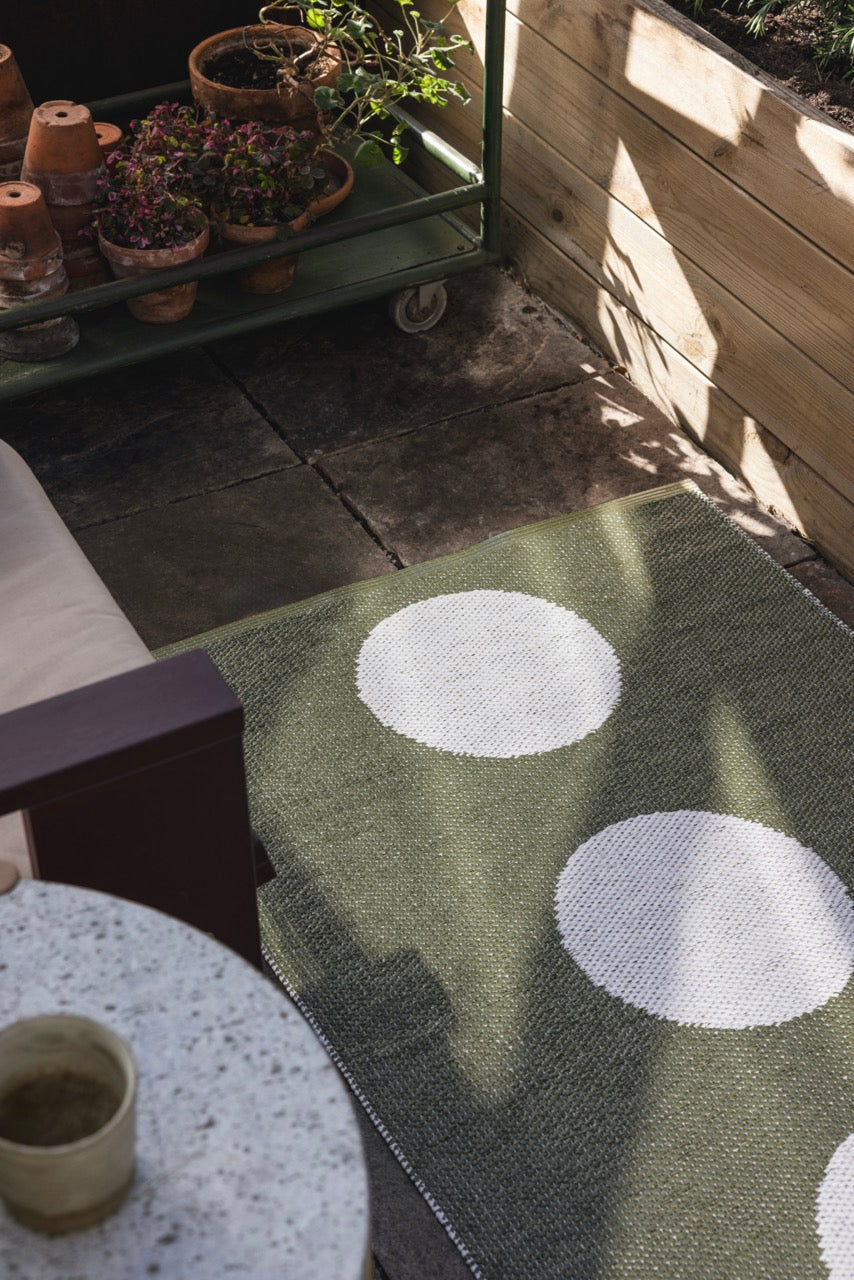 Pappelina Teppich aus Kunststoff auf der Terrasse