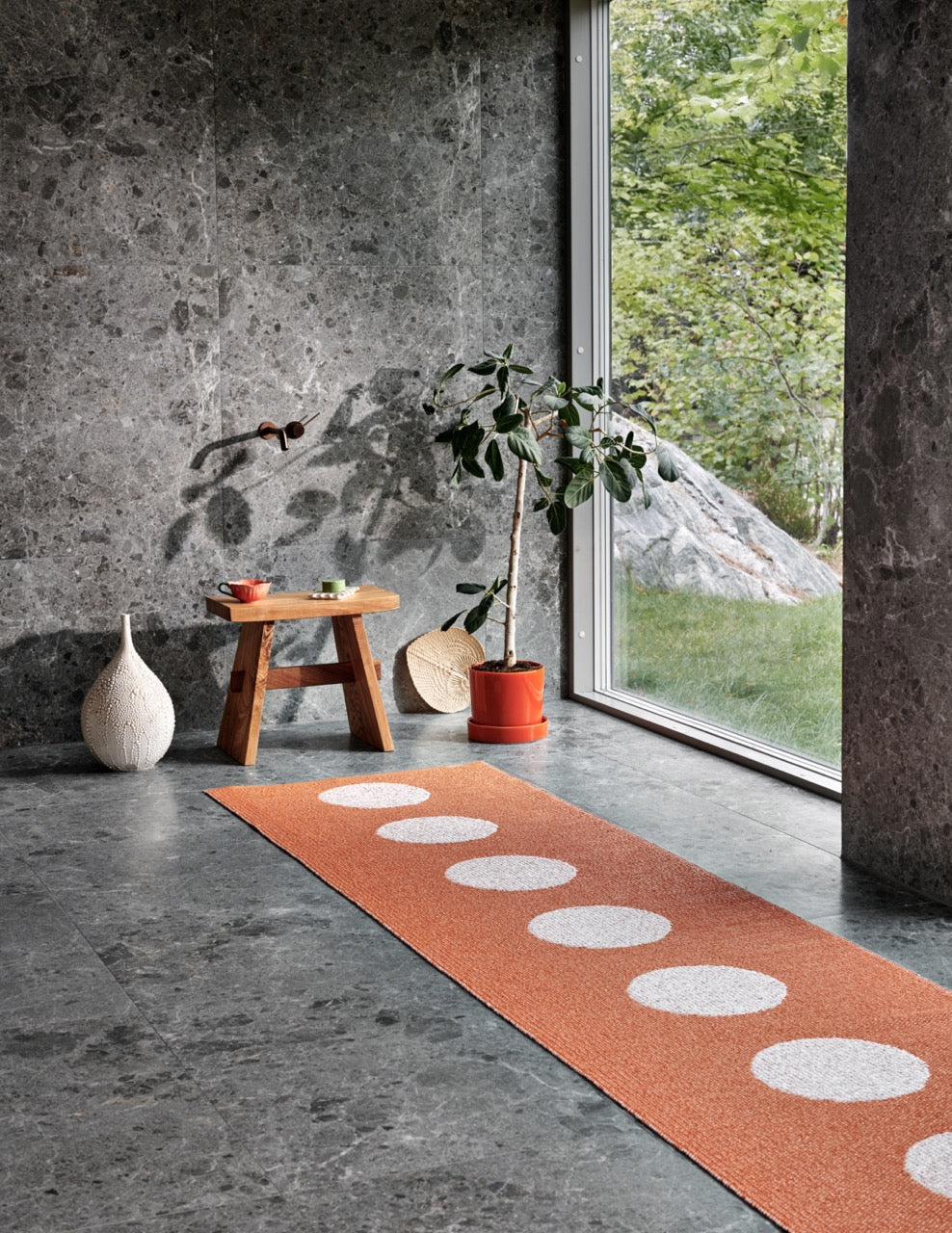 Teppichläufer in schwedischem Design mit Tupfen.