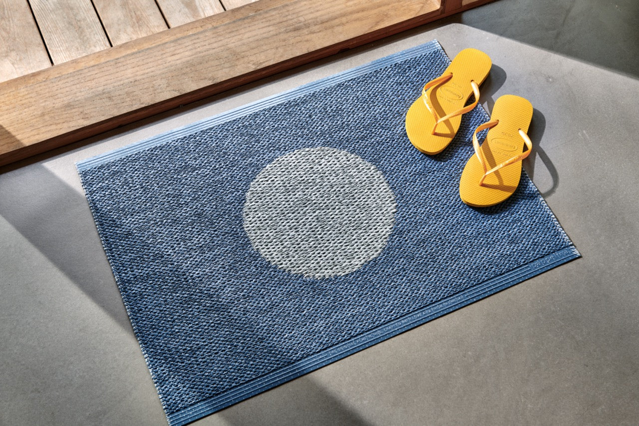 Pflegeleichter und waschbarer Teppich von Pappelina für Indoorbereich und Outdoor geeignet.