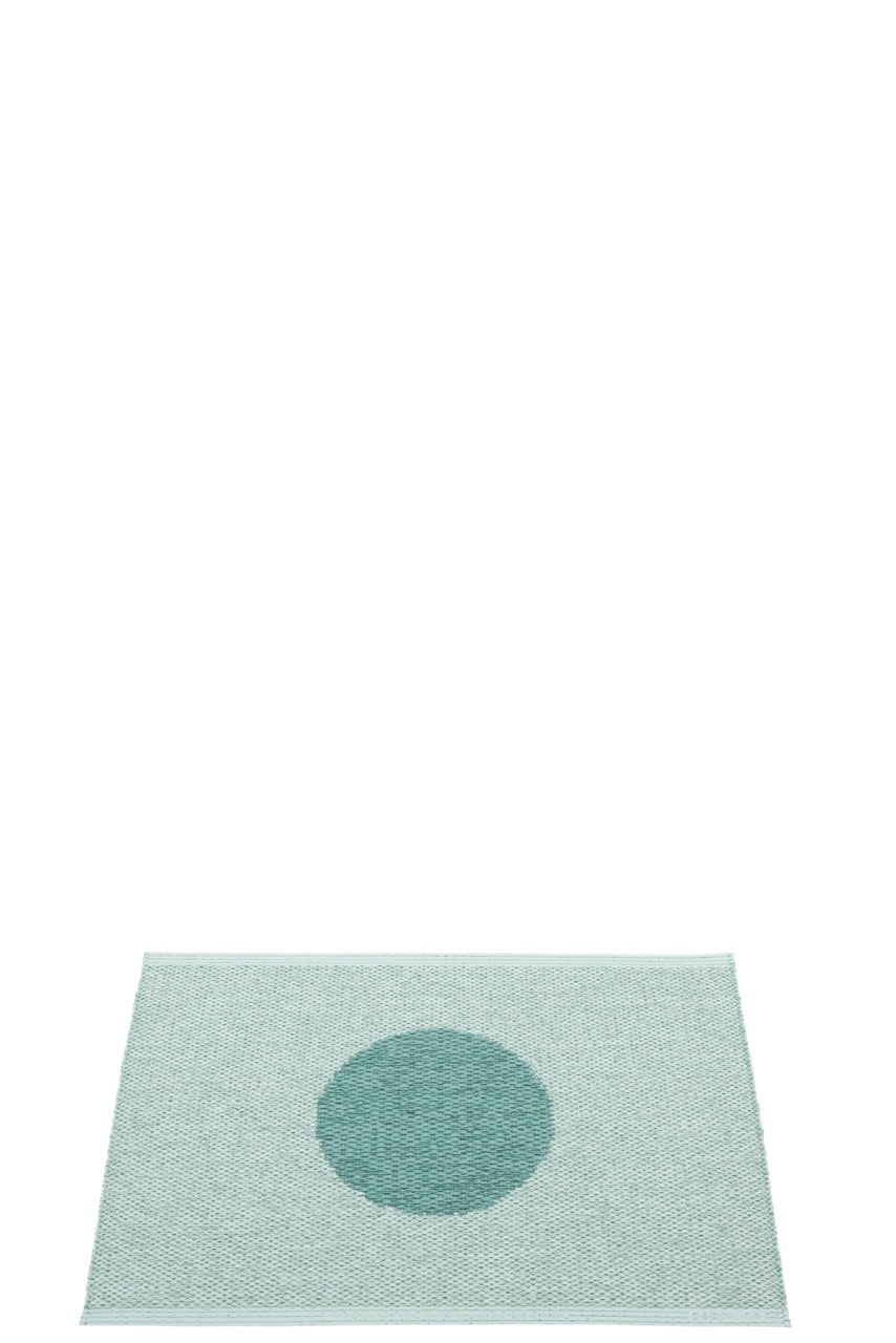 Kleiner Kunststoffteppich in zweiseitigem Design.