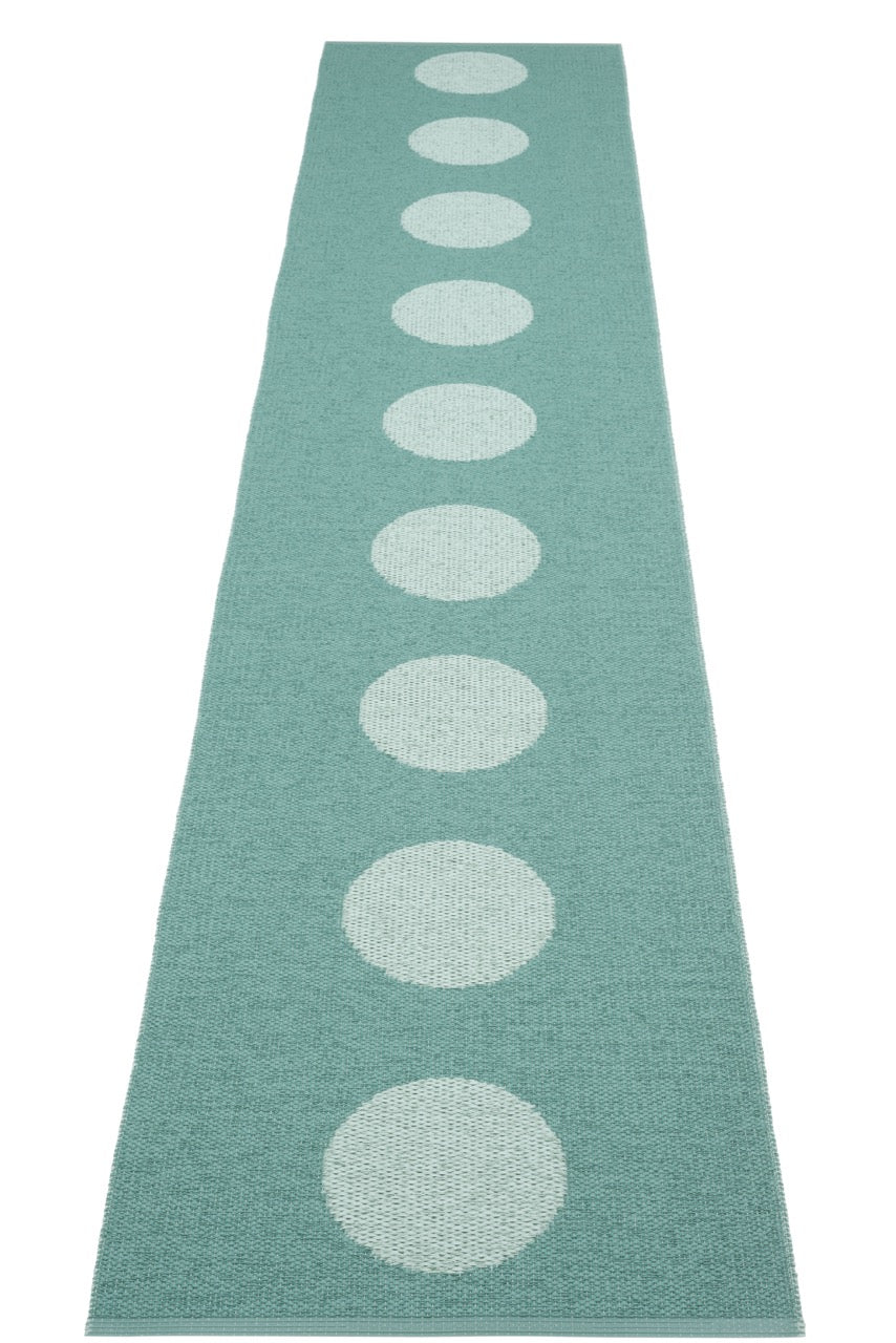 Teppichläufer aus Kunststoff Vera Pop mit Tupfen für Indoor- und Outdoorbereiche.