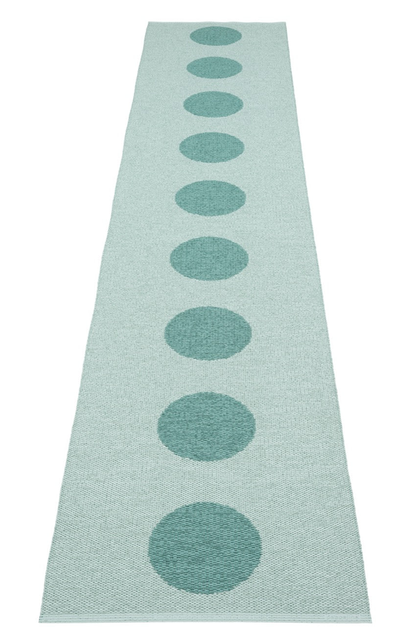 Teppich aus Kunststoff mit Punkten in skandinavischem Design.