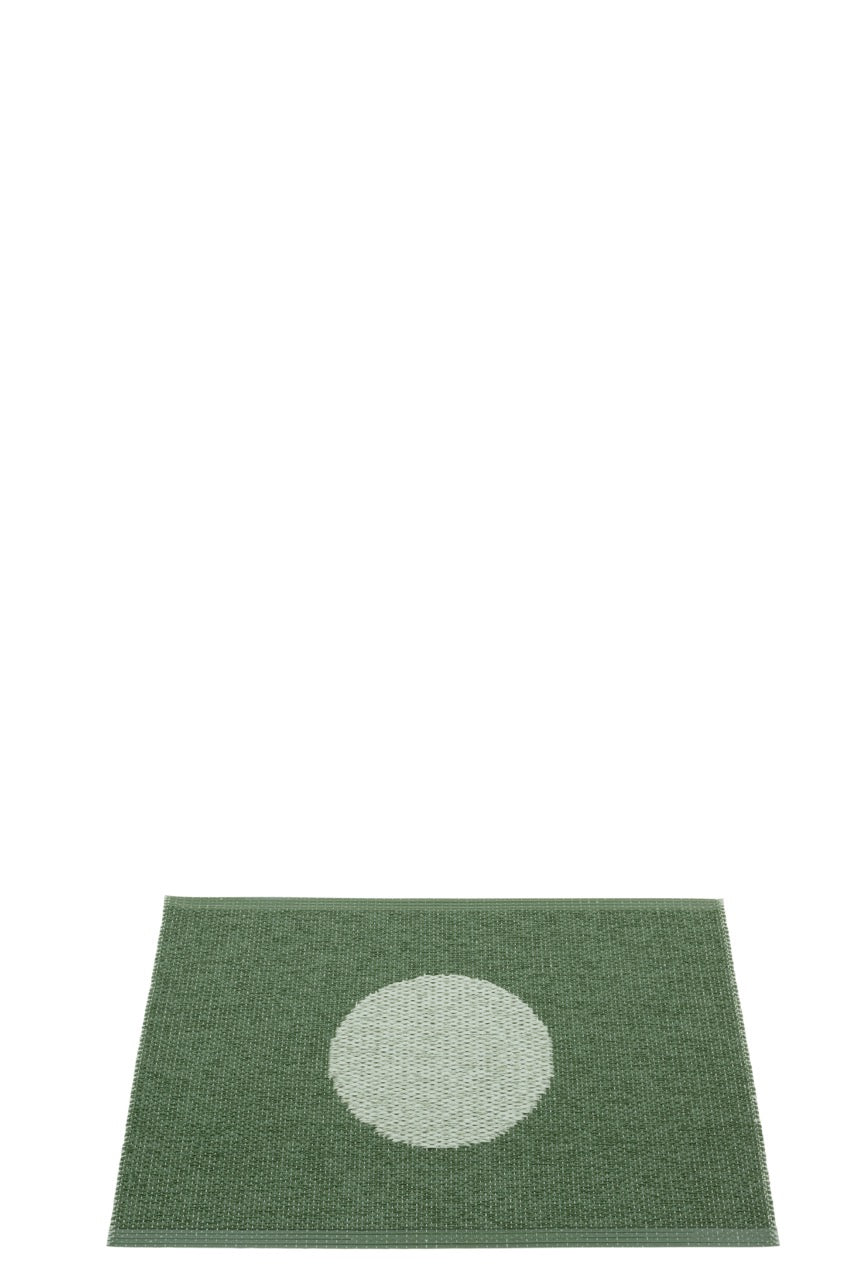 Pflegeleichter kleiner Teppich in skandinavischem Design.