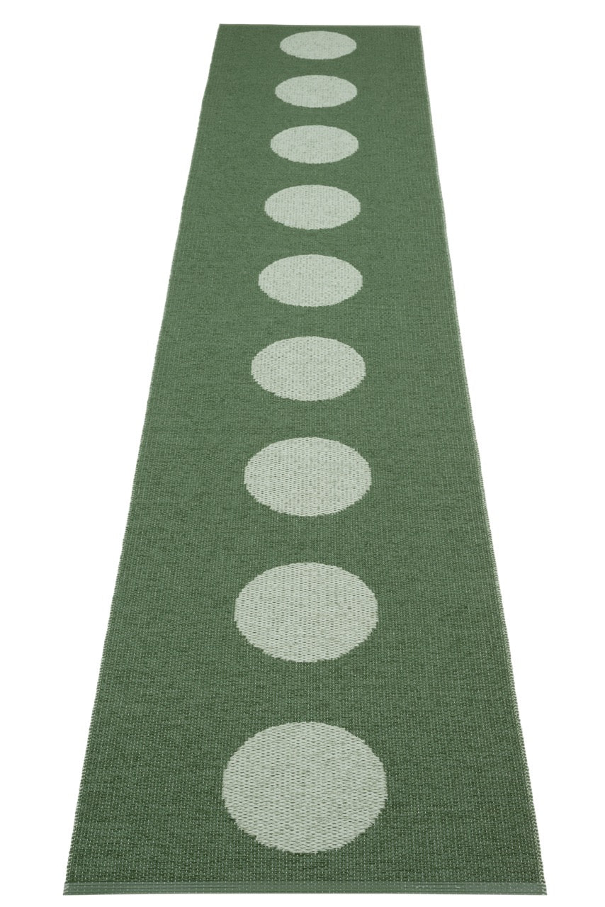 Teppichläufer in schwedischem Design mit Tupfen.