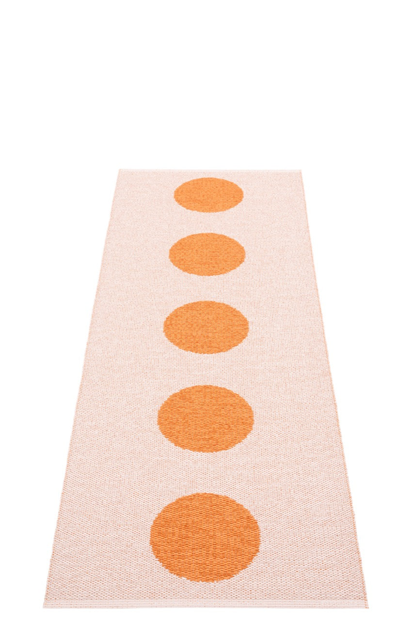 Pflegeleichter Teppich in zweiseitgem Design mit Tupfen.