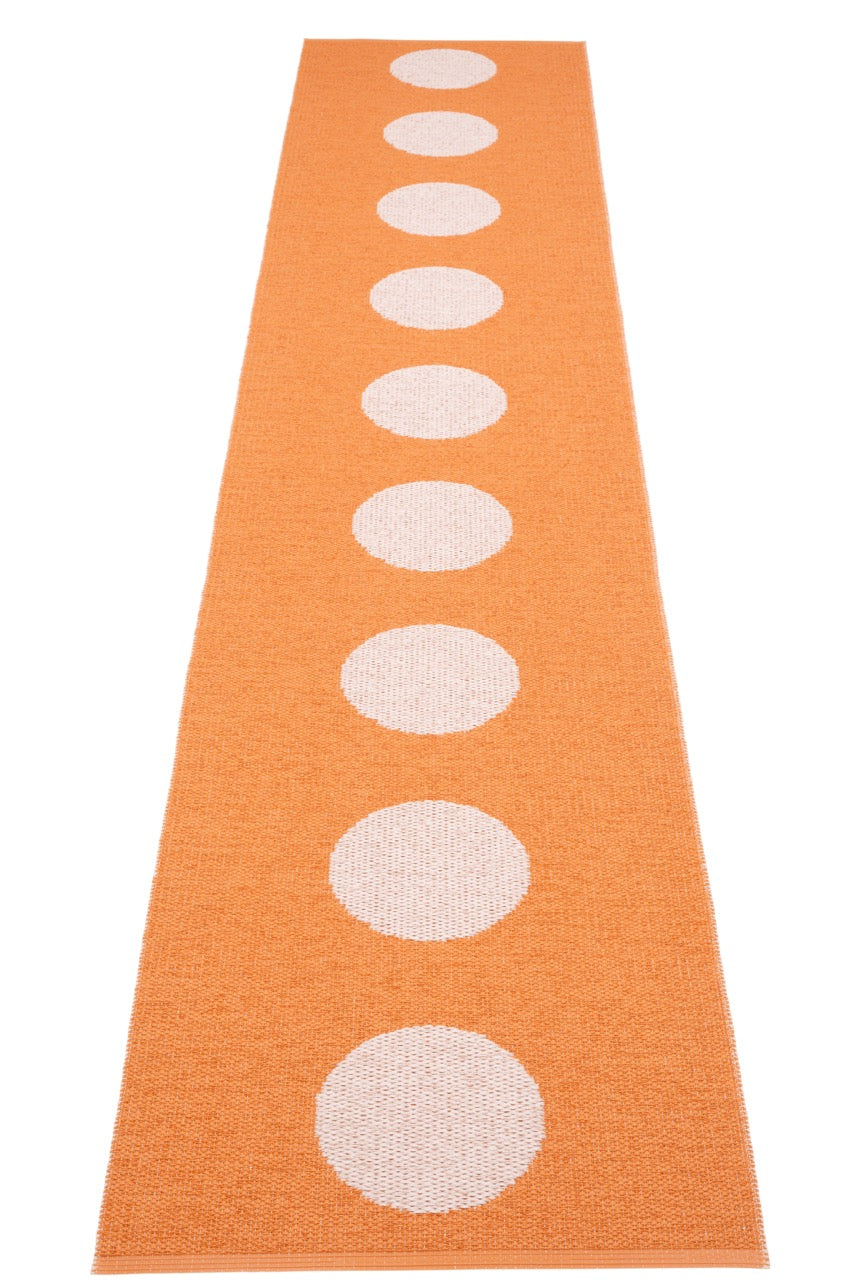Schwedisches Design mit Tupfen von Pappelina.