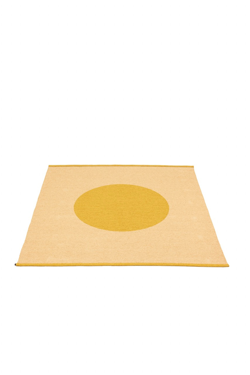 Pappelina Vera Pop Mutard Teppich in skandinavischem Design.