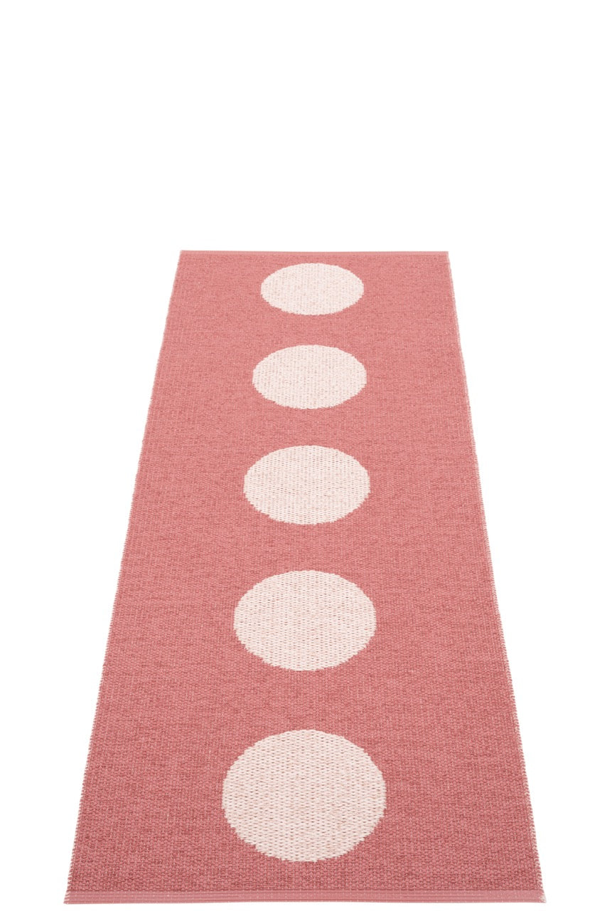 Pappelina pflegeleichter Teppich Vera Pop Blush mit Tupfen.