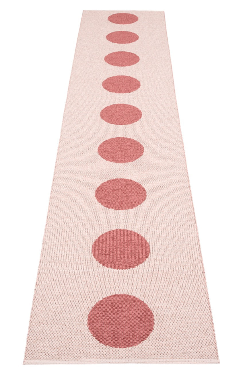 Teppichläufer von Pappelina Vera Pop mit Blush rosa Punkten in skandinavischem Design.