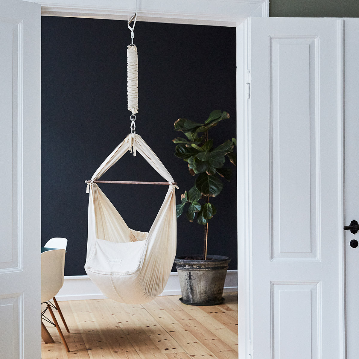 Moonboon door clip for cradle or bassinet 