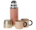 Maileg-Thermos-and-cups-soft-coral-Thermoskrug-Thermoskanne